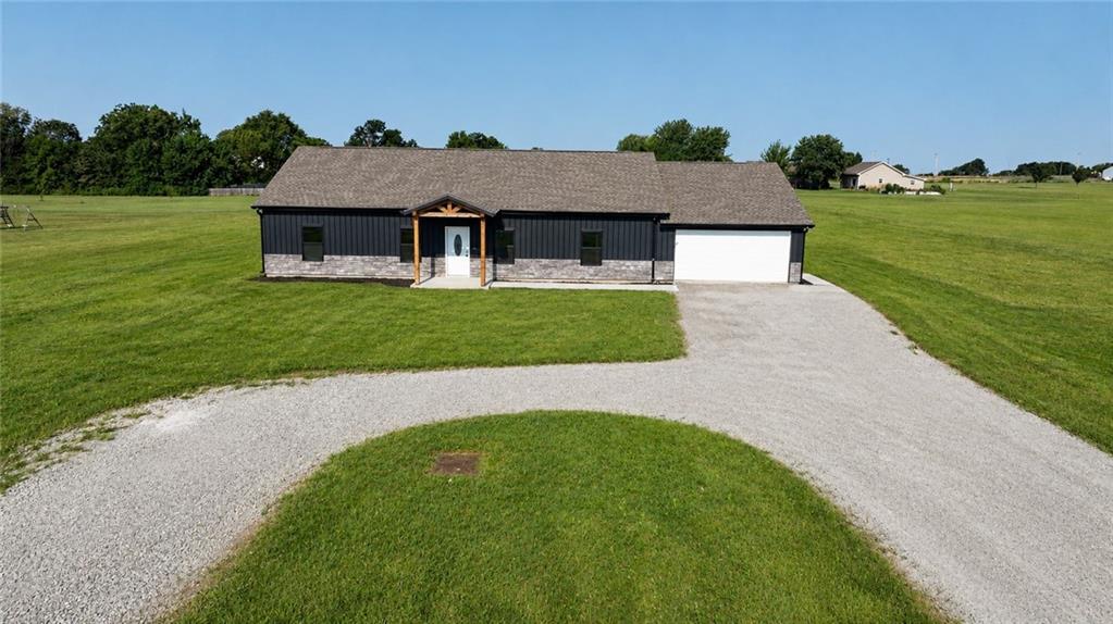 179 Peak Ln, Girard, KS 66743