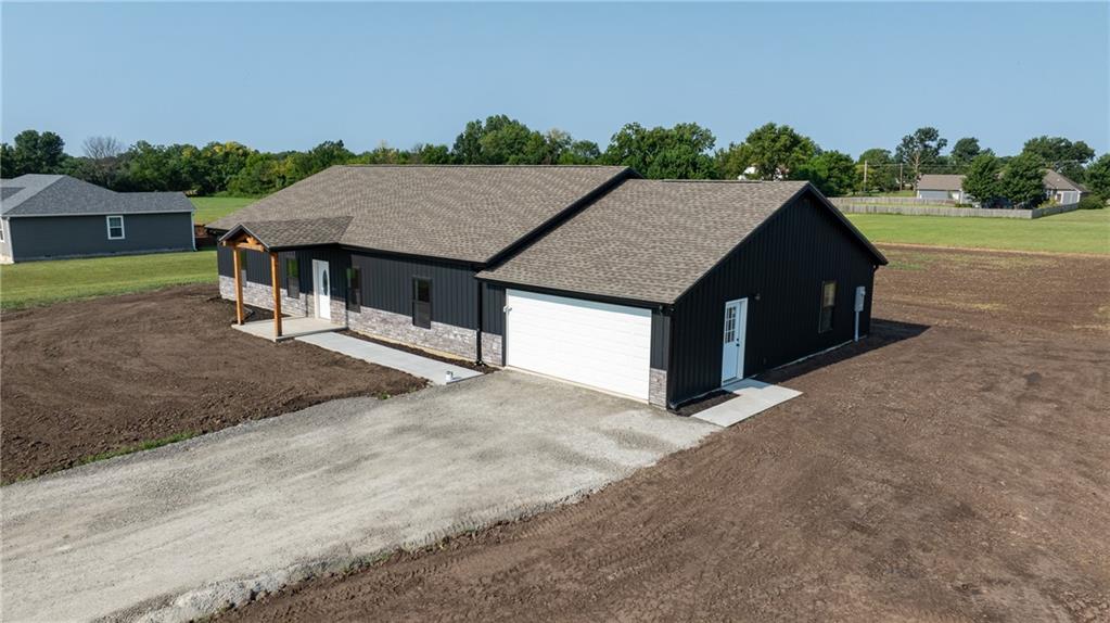 179 Peak Ln, Girard, KS 66743