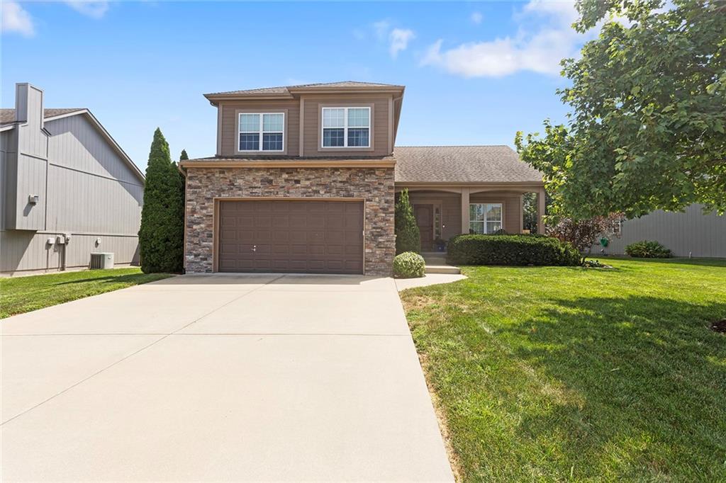 1725 NE Nine Oaks Dr, Lee's Summit, MO 64086