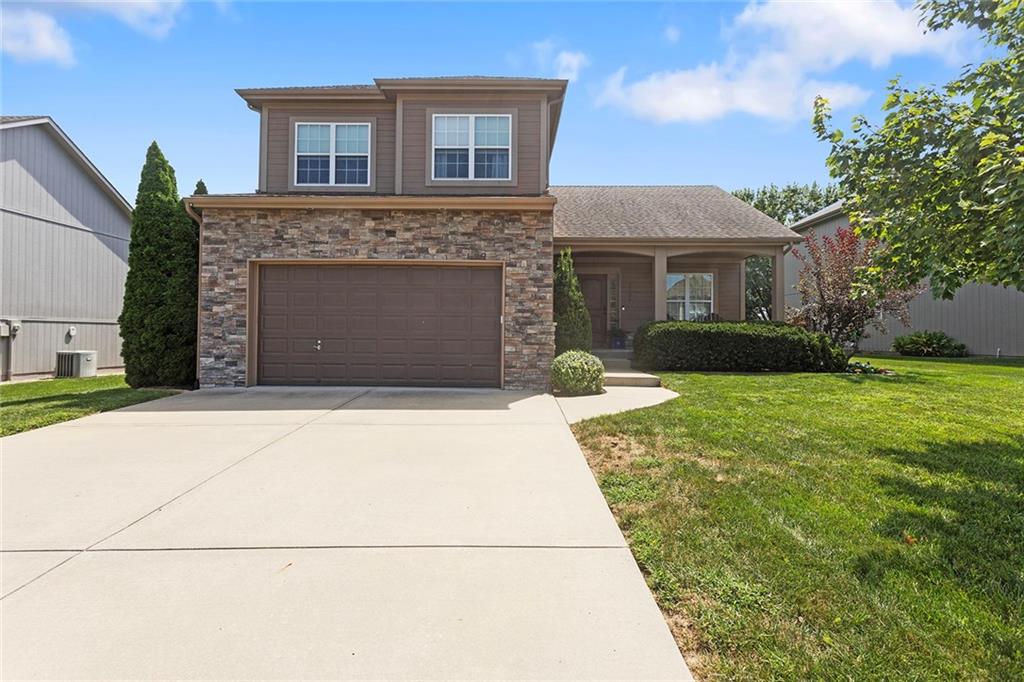 1725 NE Nine Oaks Dr, Lee's Summit, MO 64086