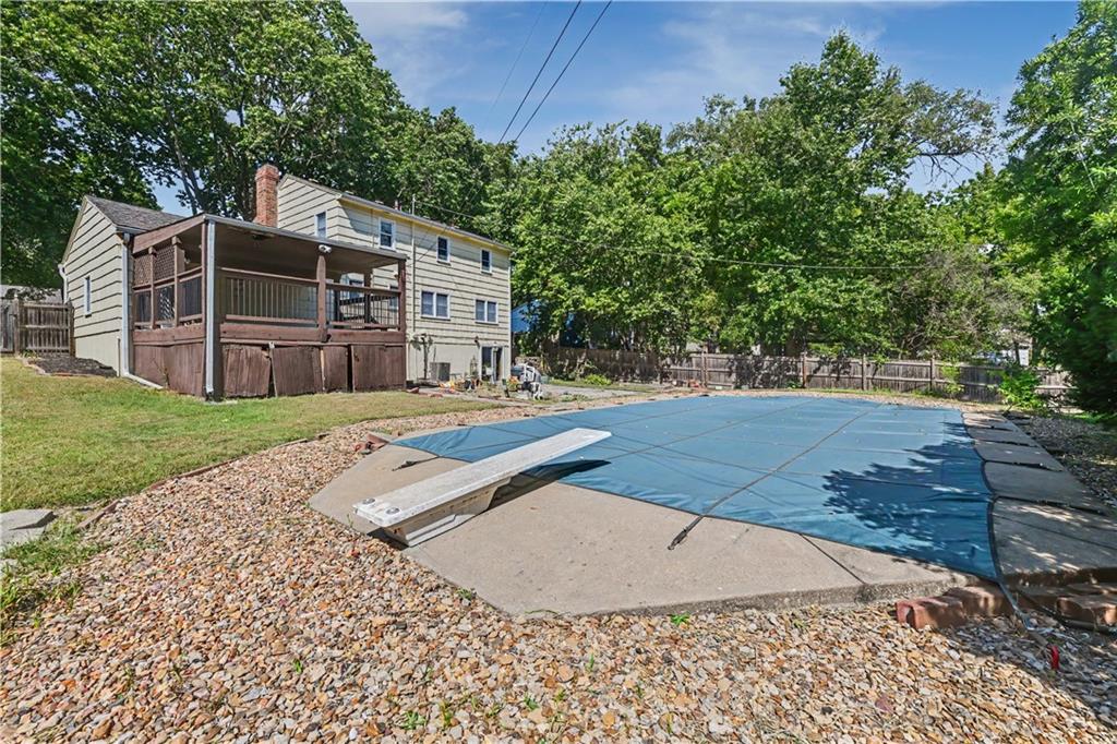 8901 W 98th Ter, Overland Park, KS 66212