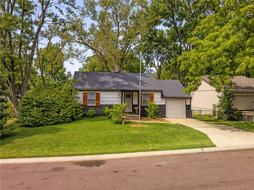 8542 Grandview Ave, Overland Park, KS 66212