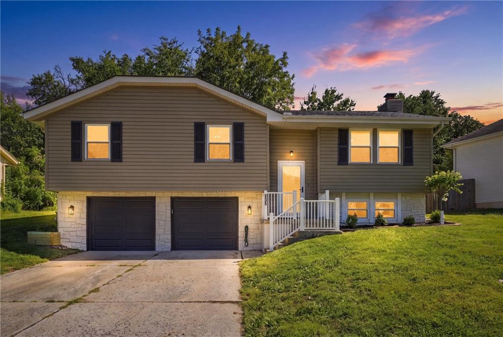 325 SE Brownfield Dr, Lee's Summit, MO 64063