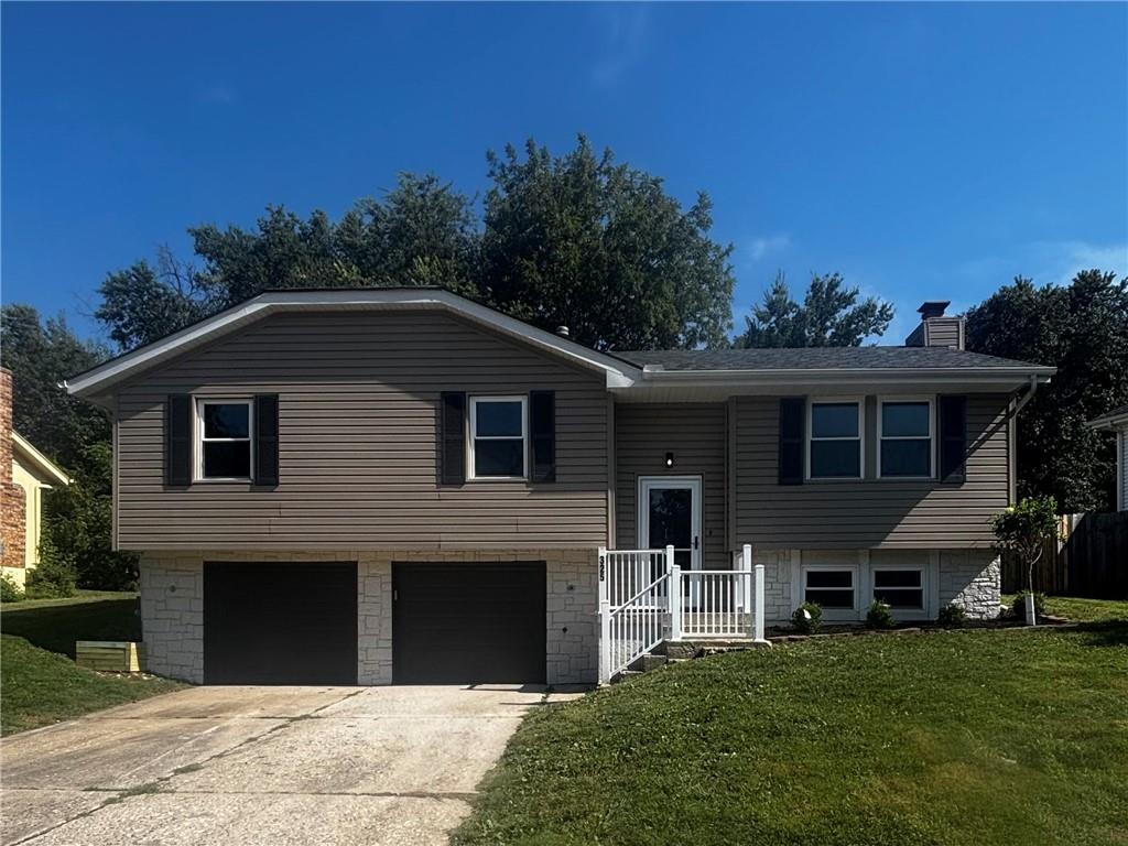 325 Brownfield Dr, Lee's Summit, MO 64063