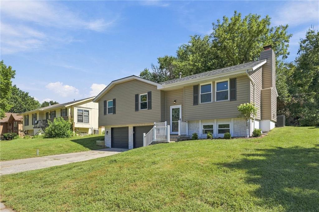 325 SE Brownfield Dr, Lee's Summit, MO 64063