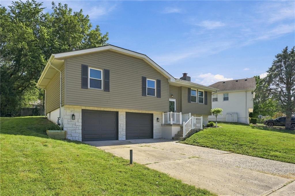 325 SE Brownfield Dr, Lee's Summit, MO 64063