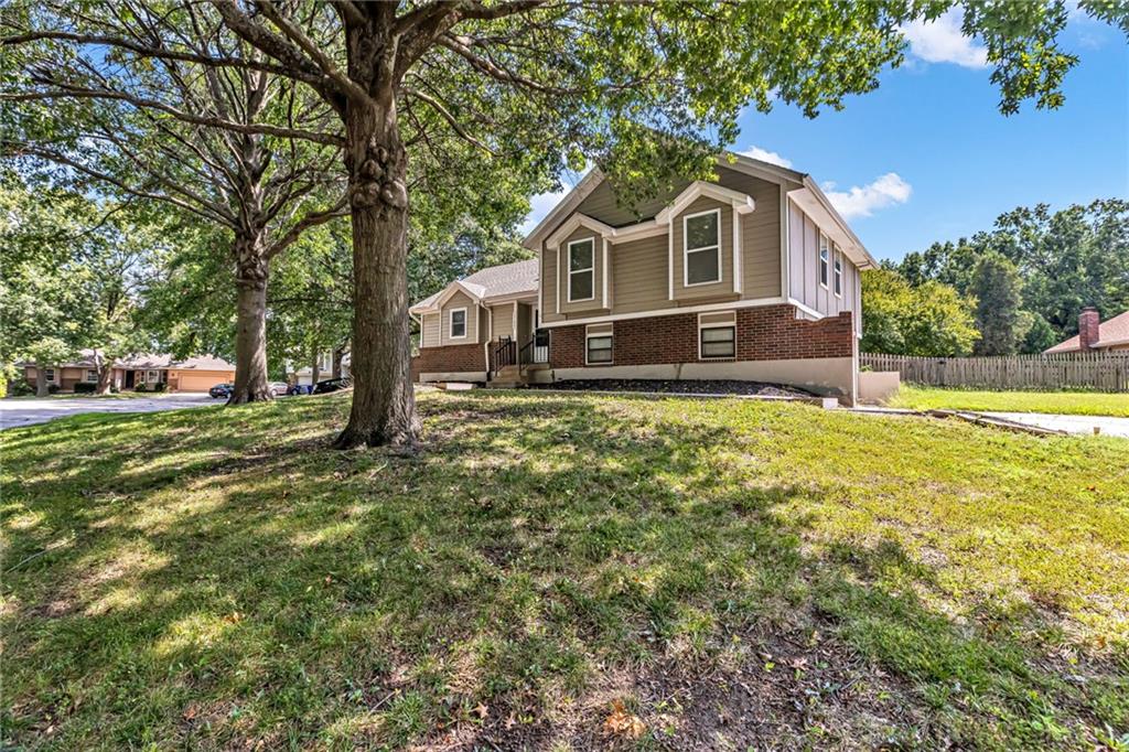 1748 SE Silkwood Ct, Lee's Summit, MO 64063