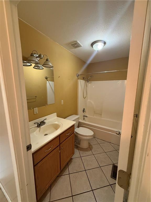 663 Golf Rd, Lexington, MO 64067