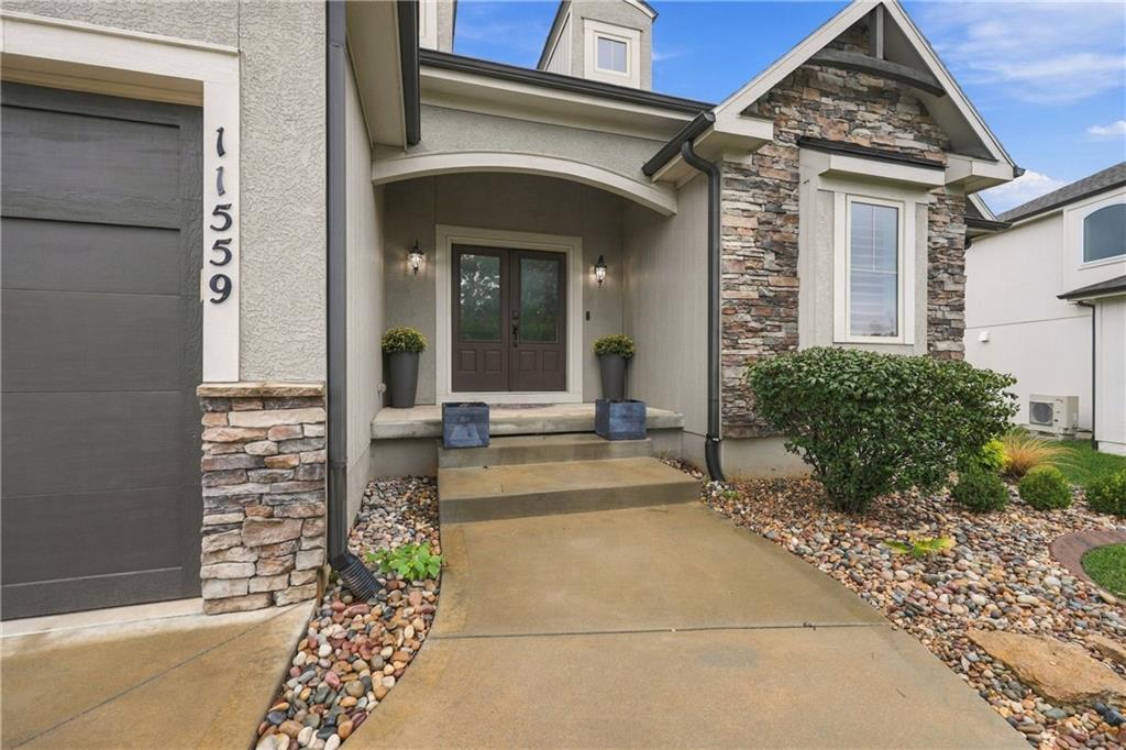 11559 S Roundtree St, Olathe, KS 66061