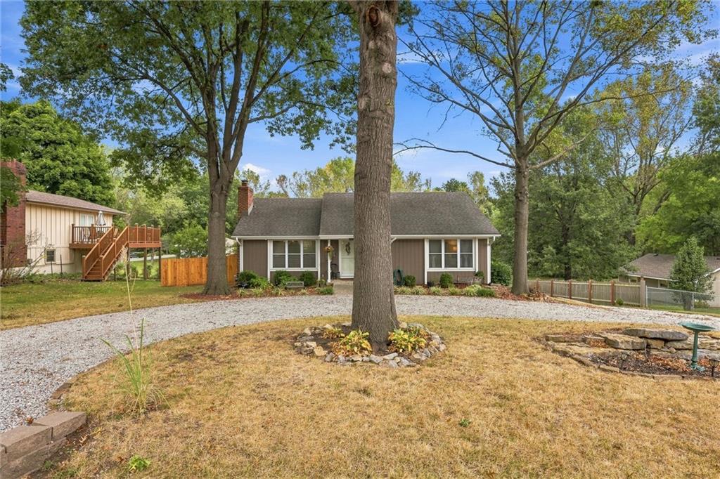 712 Shishir Rd, Peculiar, MO 64078