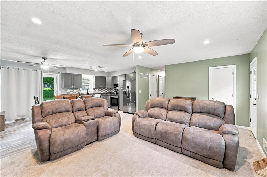 2206 S Park Ave, Oak Grove, MO 64075