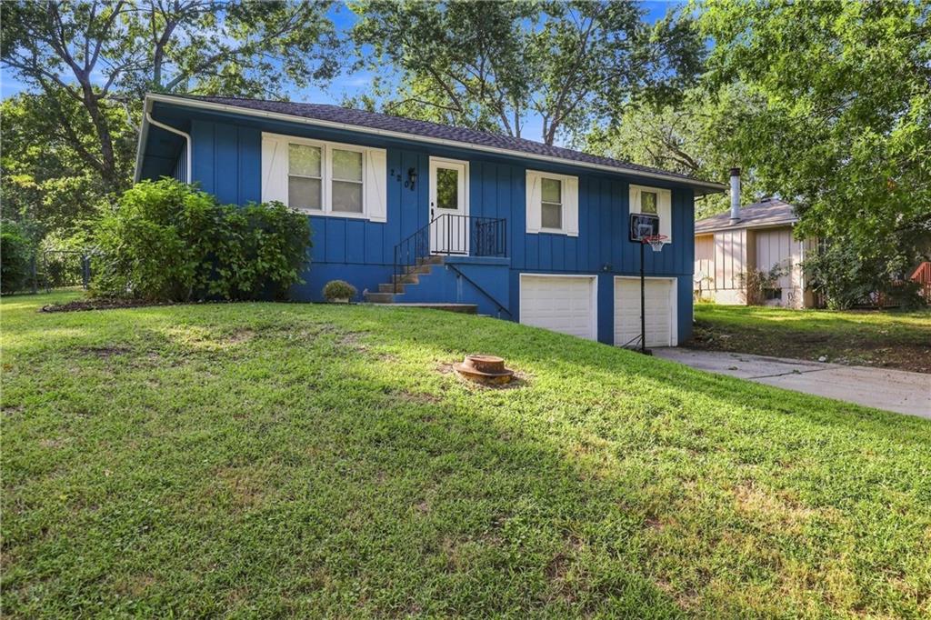 2206 S Park Ave, Oak Grove, MO 64075