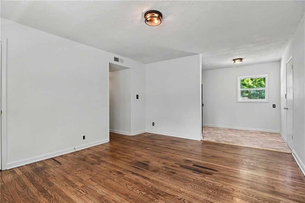 6320 W 82nd St, Overland Park, KS 66204