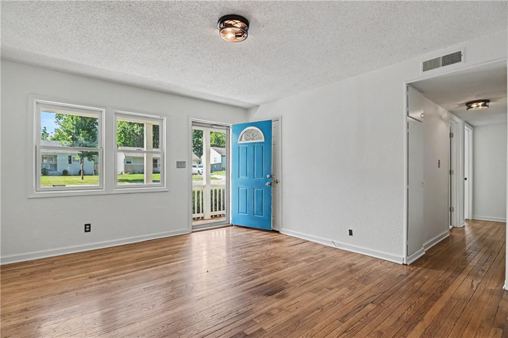 6320 W 82nd St, Overland Park, KS 66204