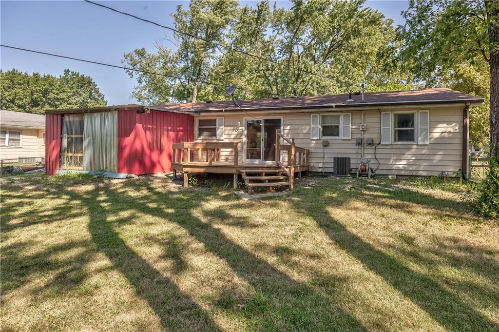 1627 E Glenn Dr, Lawrence, KS 66044