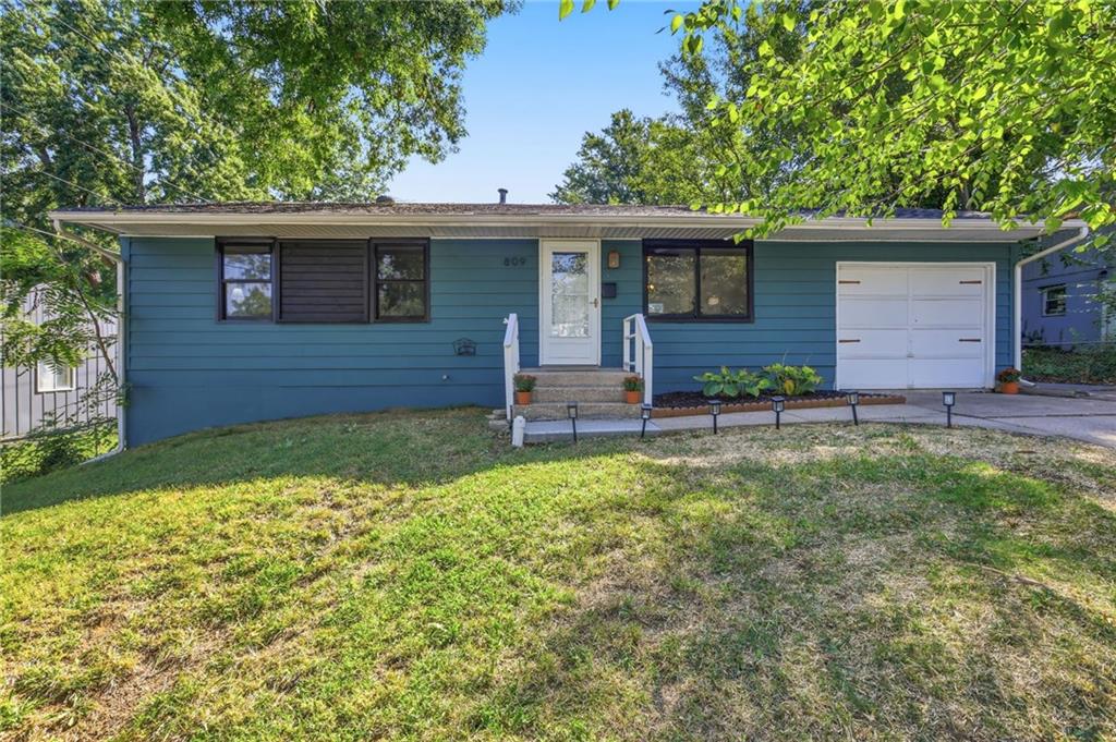 809 N Powahatan Dr, Independence, MO 64056