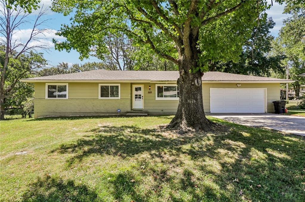 207 SW 19th St, Oak Grove, MO 64075