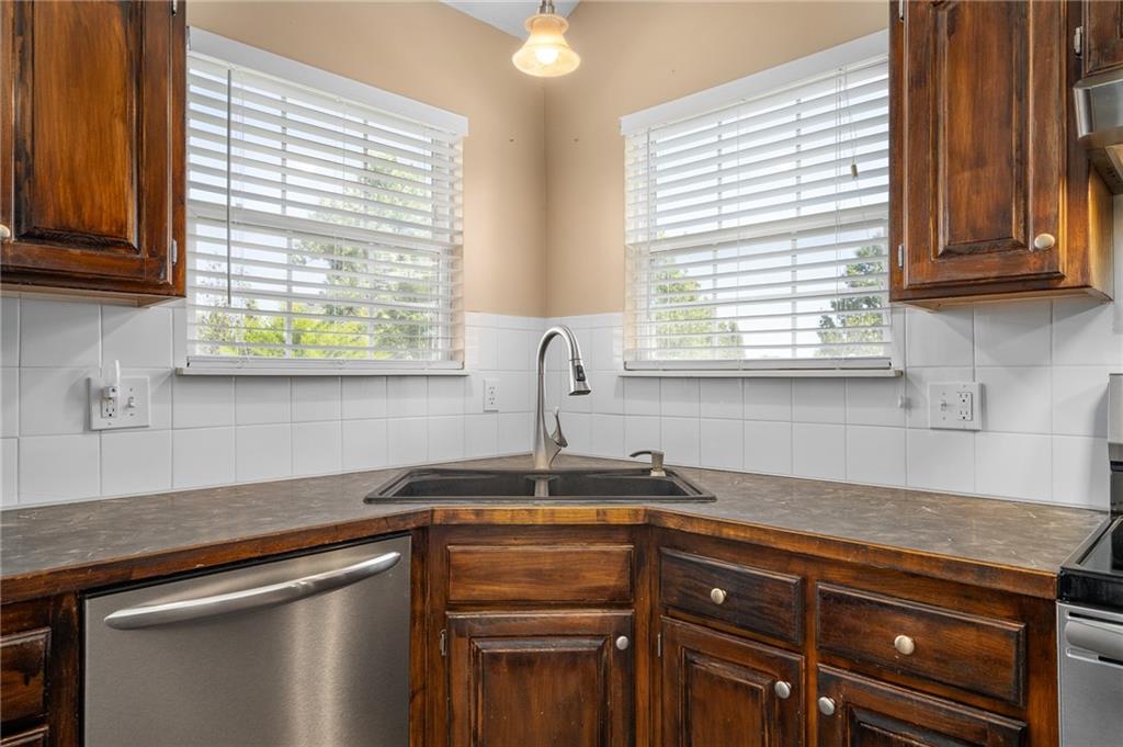 524 E Hawthorn St, Gardner, KS 66030