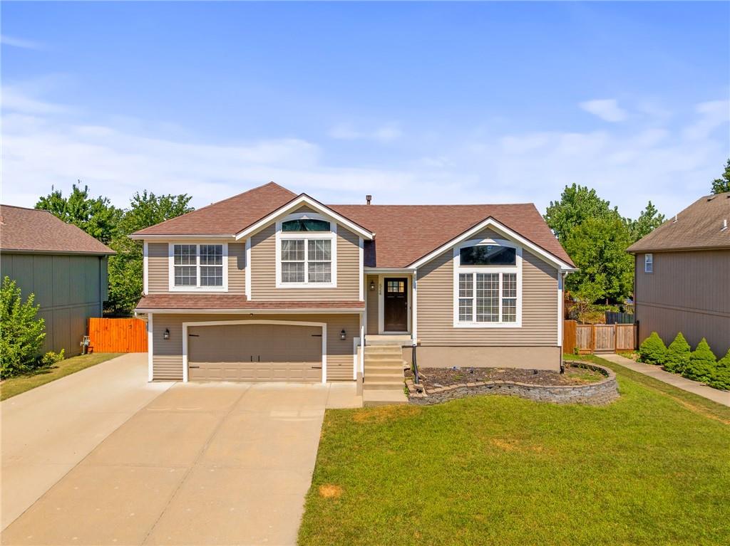 524 E Hawthorn St, Gardner, KS 66030