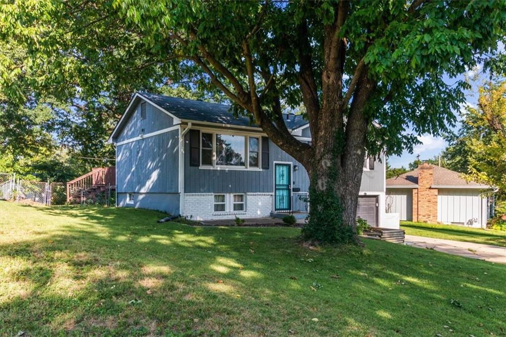 8302 Manning Ave, Raytown, MO 64138