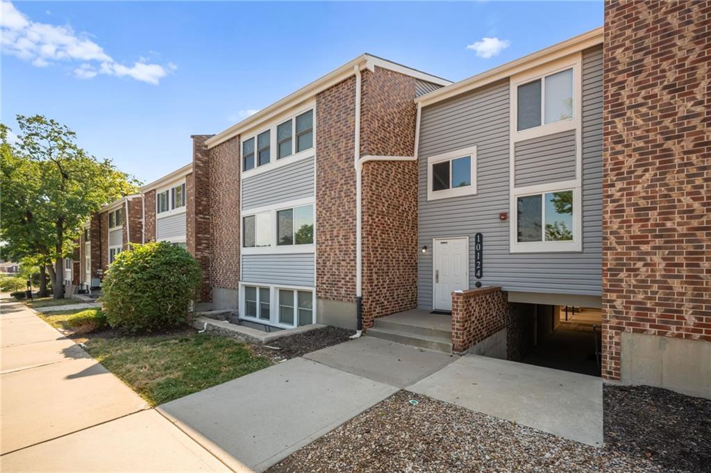 10124 W 96th St #F, Overland Park, KS 66212