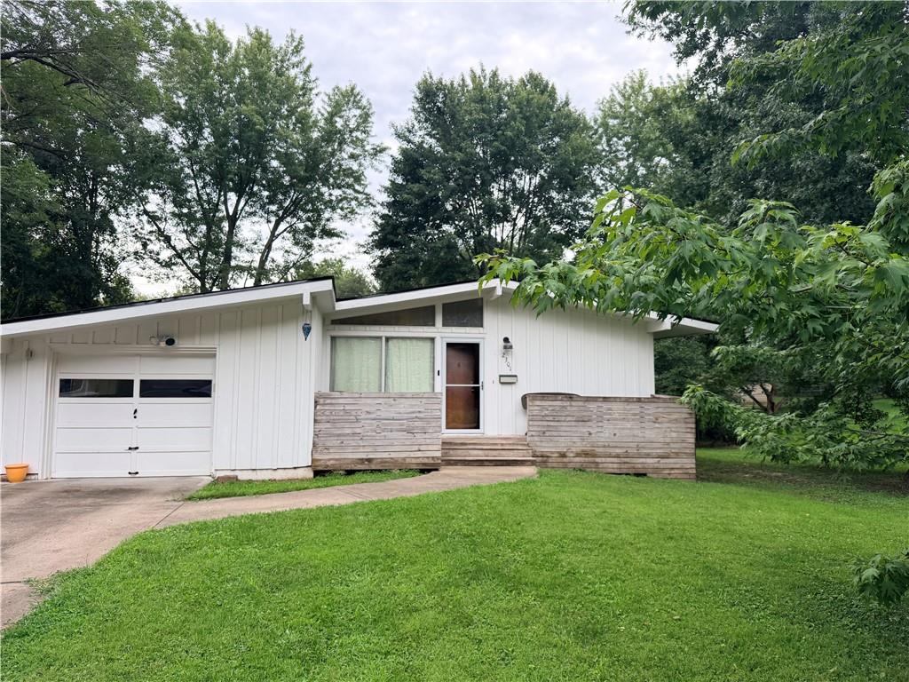 2301 60th Ter, Gladstone, MO 64118