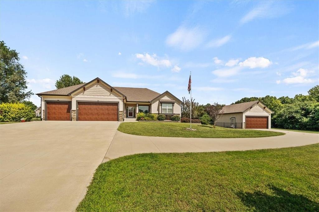 18220 Prairie View Dr, Tonganoxie, KS 66086