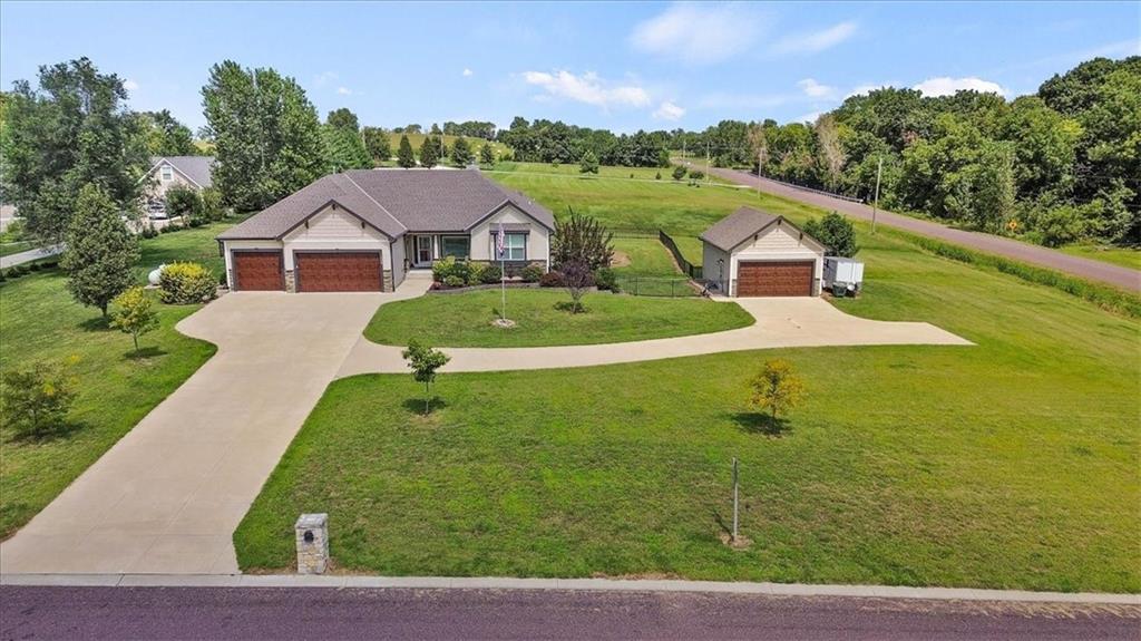 18220 Prairie View Dr, Tonganoxie, KS 66086