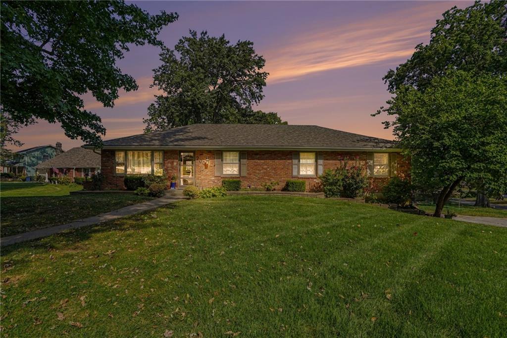 200 W 104th Ter, Kansas City, MO 64114