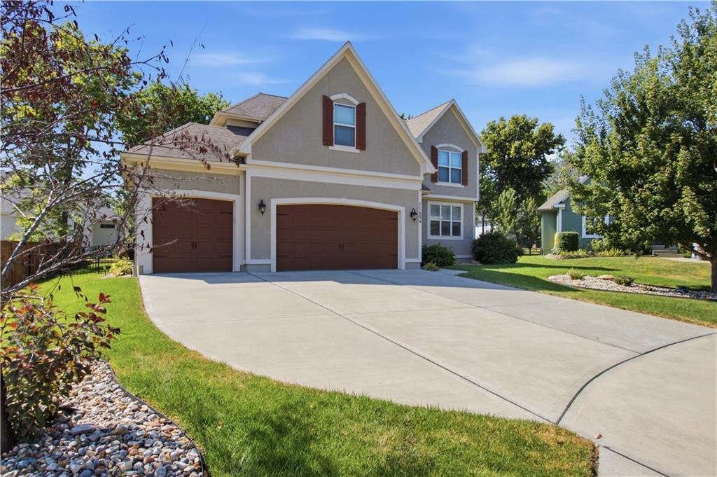11454 S Lakecrest Dr, Olathe, KS 66061