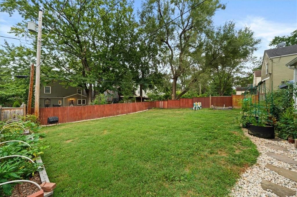 7911 Charlotte St, Kansas City, MO 64131