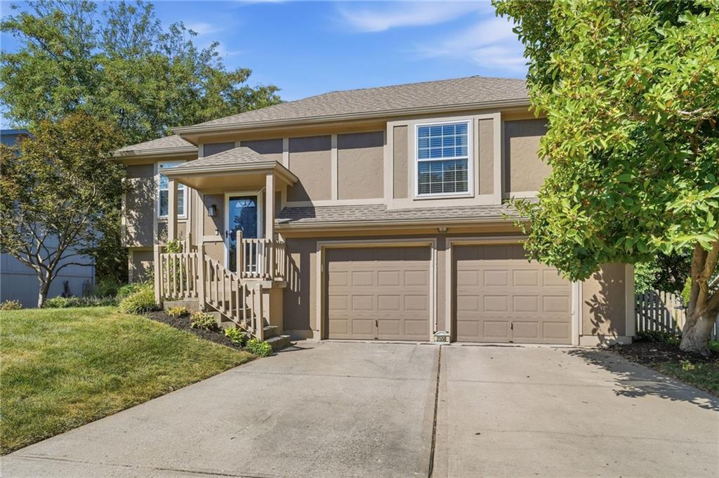 2558 NE Dale Hunter Ln, Lee's Summit, MO 64086