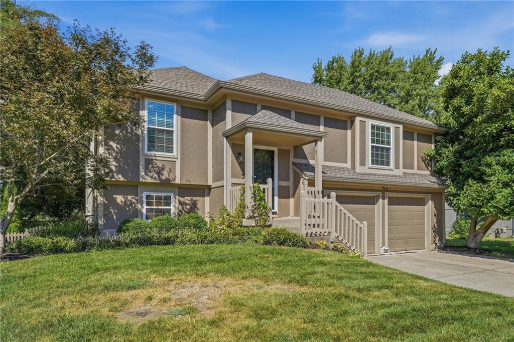 2558 NE Dale Hunter Ln, Lee's Summit, MO 64086