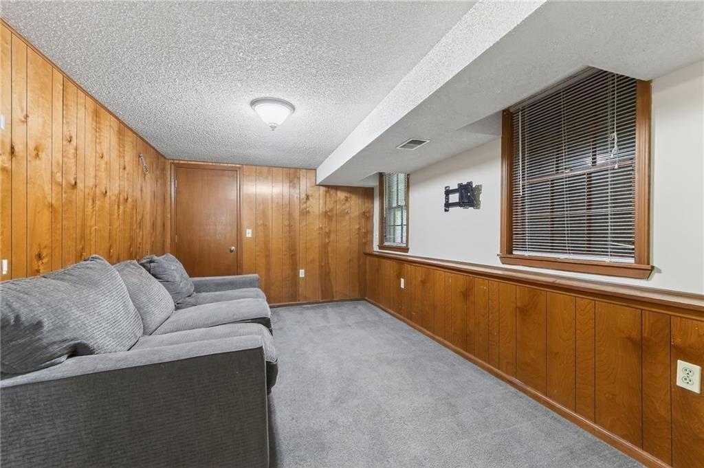 6761 N Woodland Ave, Kansas City, MO 64118