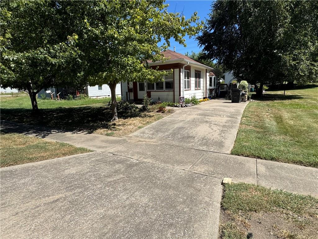 218 N Campbell St, Pleasant Hill, MO 64080