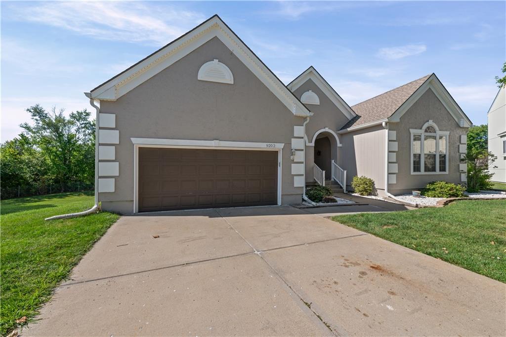 9202 N Charlotte Ct, Kansas City, MO 64155