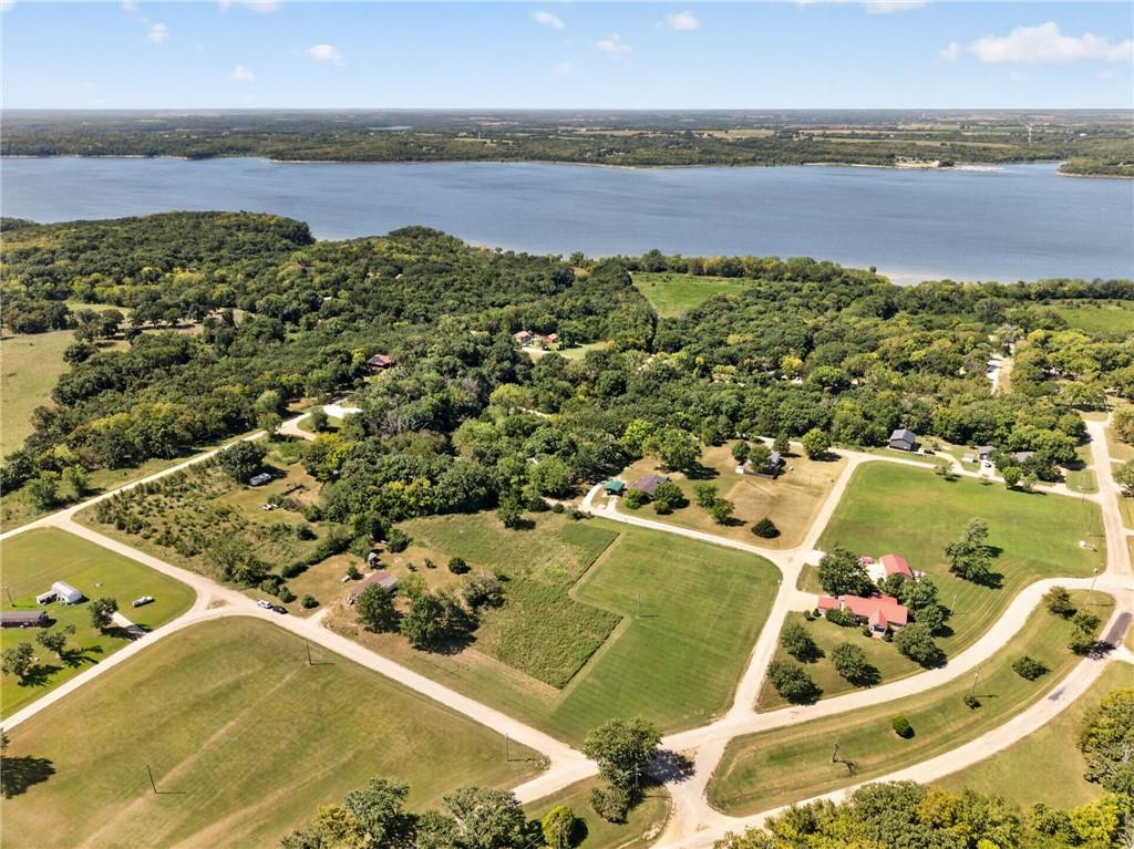 8497 Mockingbird Ln, Ozawkie, KS 66070