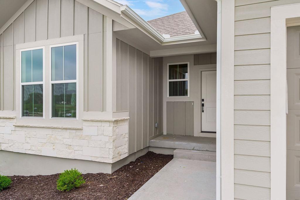 5008 N 146th St, Basehor, KS 66007