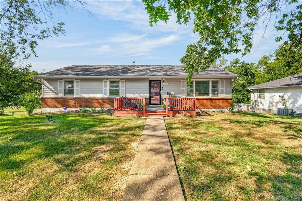 1004 NE 60th St, Gladstone, MO 64118