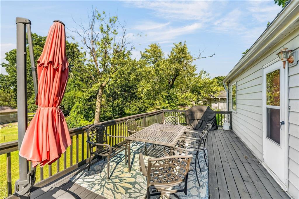 1004 NE 60th St, Gladstone, MO 64118