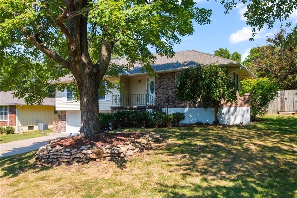 2413 Paris Dr, Blue Springs, MO 64015