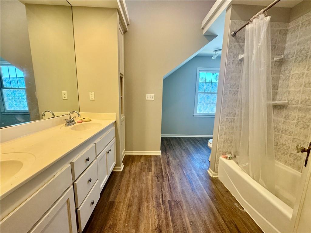 818 East St, Parkville, MO 64152