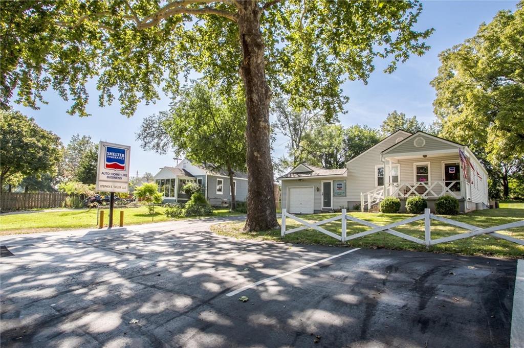 706 NW Summit St, Blue Springs, MO 64015