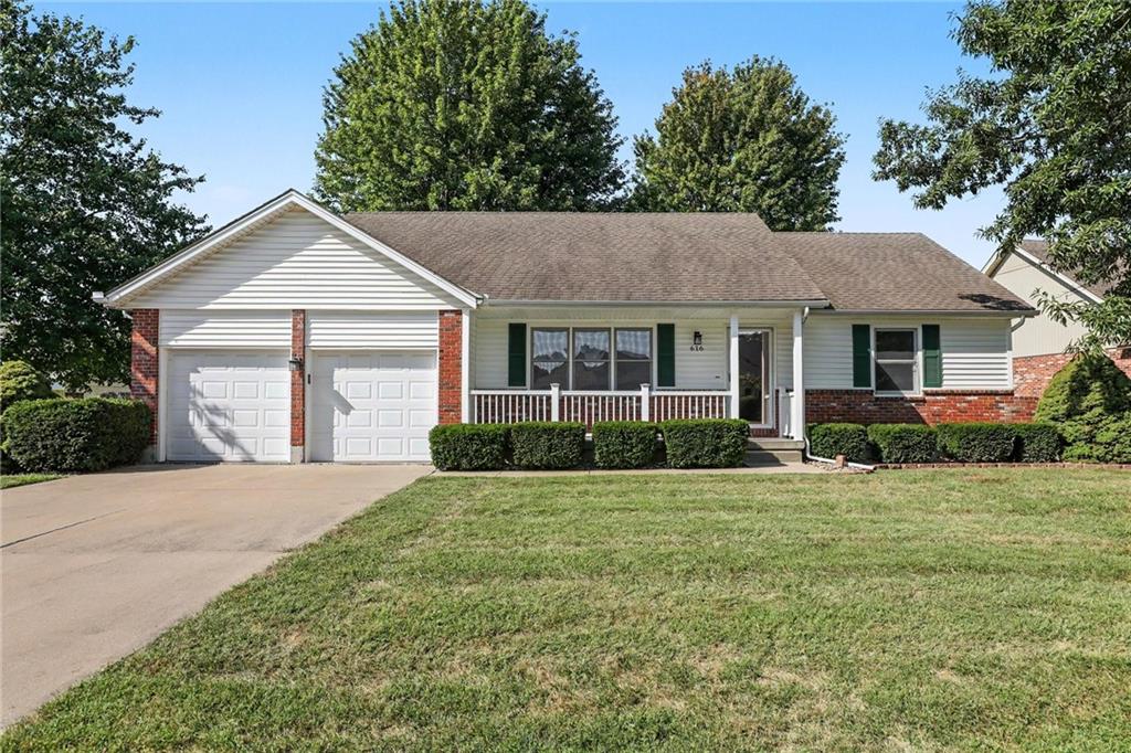 616 SW Hoke Ln, Lee's Summit, MO 64081