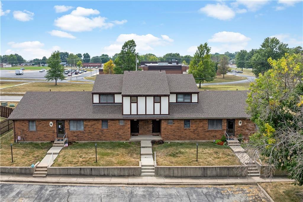 1104 Jeff Cir, Paola, KS 66071