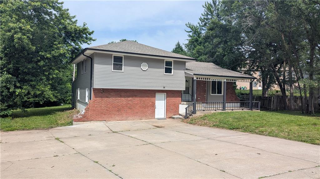 2005 N Plymouth Rd, Independence, MO 64058