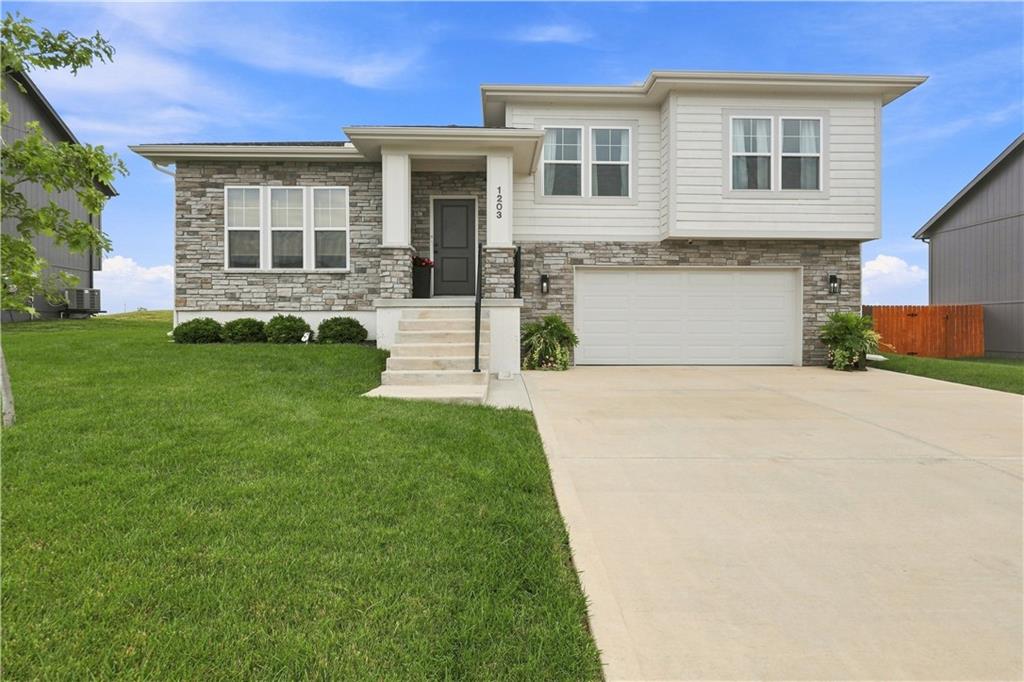 1203 3rd St, Oak Grove, MO 64075