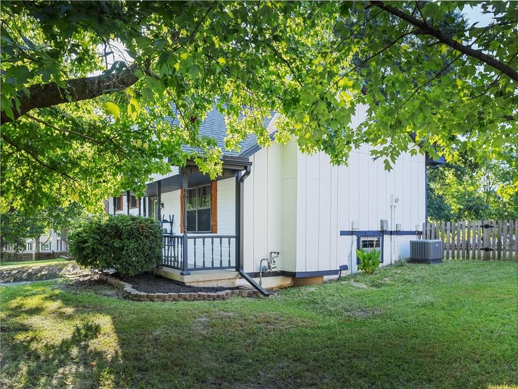 409 NE Crescent St, Lee's Summit, MO 64086