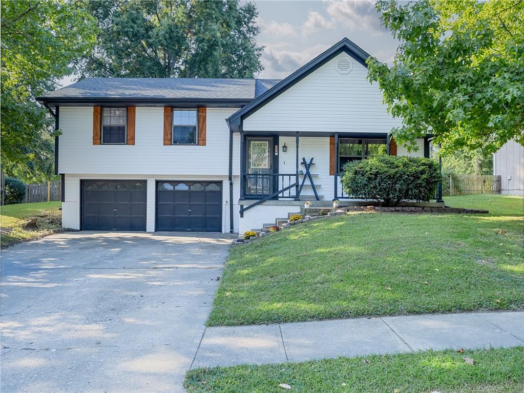 409 NE Crescent St, Lee's Summit, MO 64086