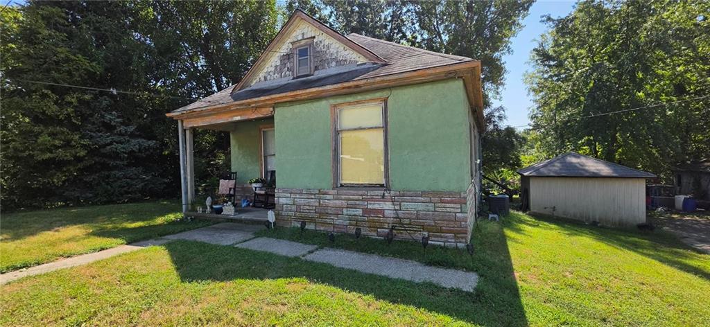 2718 Pear St, St Joseph, MO 64503